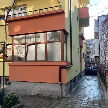 при Bond-100 м/2 със градина דירה *