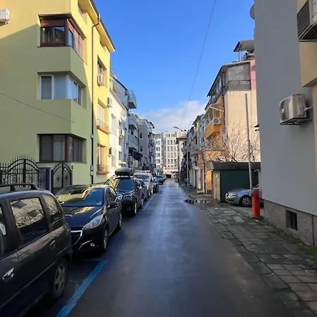 Apartment при Bond-100 м/2 със градина Burgas