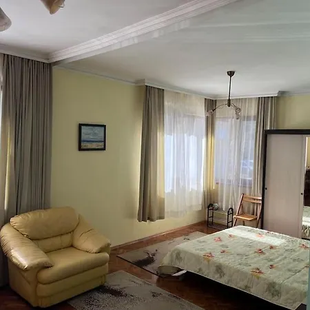 Apartment при Bond-100 м/2 със градина Burgas