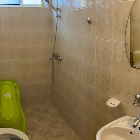 при Bond-100 м/2 със градина Apartment
