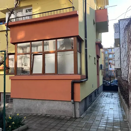 при Bond-100 м/2 със градина Apartment Burgas