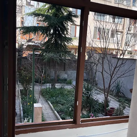 Apartment при Bond-100 м/2 със градина *